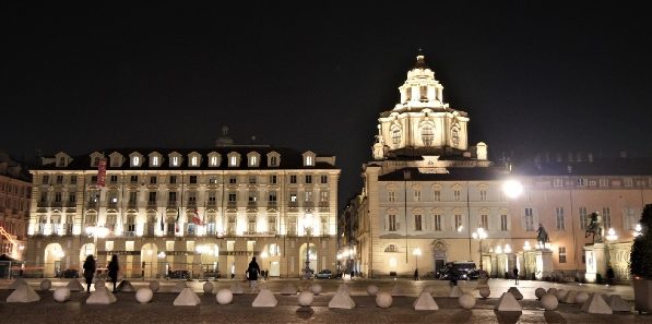 Torino – Piazza Castello risplende con una nuova illuminazione: 200 fonti di luce per valorizzare architettura