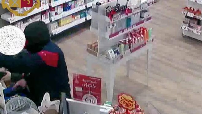 Torino – Ragazza incappucciata tenta la rapina in farmacia: “Datemi l’incasso o spacco tutto”, arrestata