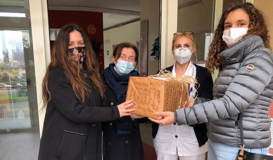 Torino – “Cari nonni, ci mancate!”: il dono di Natale agli anziani isolati nelle Rsa: 2mila letterine e disegni dei bimbi torinesi