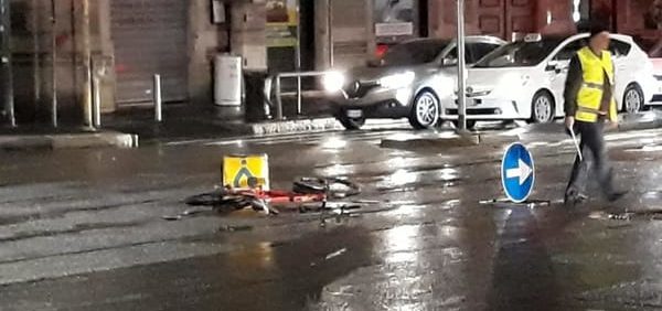 Torino – Rider ferito nello scontro con un tram, sindacati all’attacco “Questo è lavoro? Sfruttati dalle piattaforme”
