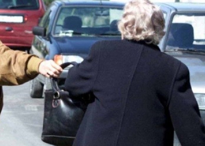 Torino – Violenza in strada: ragazzo scippa anziana e la butta a terra. Arrestato
