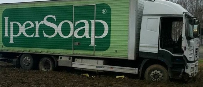 Torino – Paura in tangenziale: sviene alla guida di un tir, il mezzo finisce fuori strada