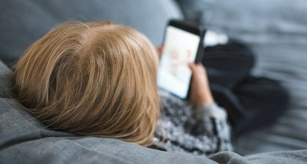 Dramma nel Torinese – Si uccide davanti alla figlia piccola, erano in videochiamata