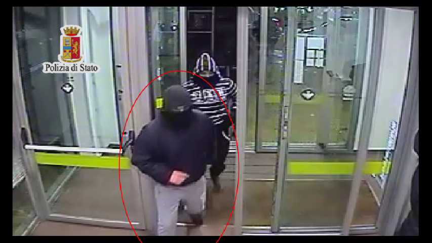 Torino – Irruzione armata in ufficio postale di corso Francia: sequestrati gli impiegati