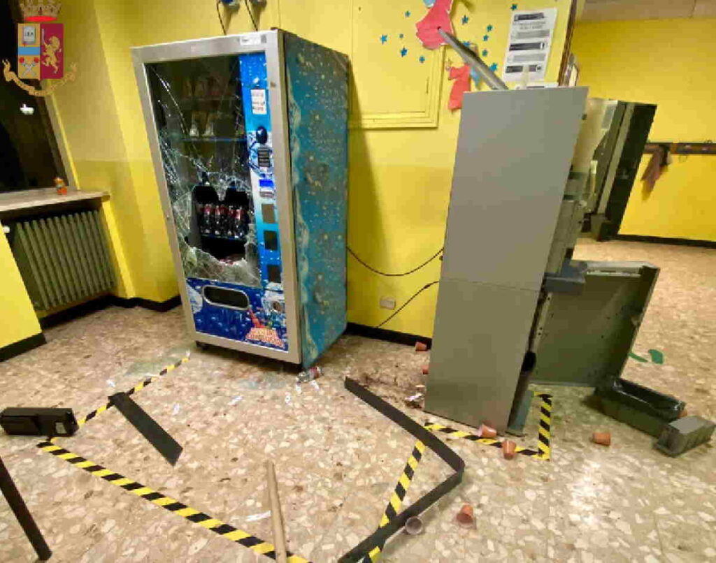 Torino – Ladri assaltano scuola media: numerosi danni, banda arrestata dalla Polizia