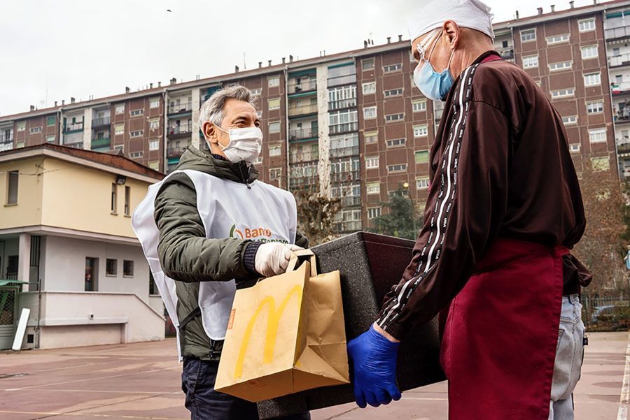Torino – Cheeseburger ai più poveri: il bel gesto di Mc Donald’s, dona oltre 2mila pasti al Banco Alimentare