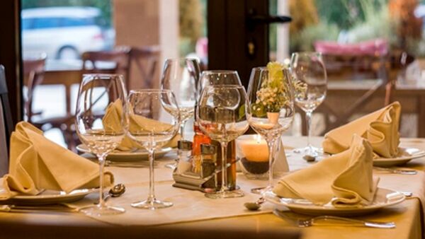 Torino – In 12 tranquillamente a cena al ristorante, arrivano i carabinieri – Tutti multati, locale chiuso