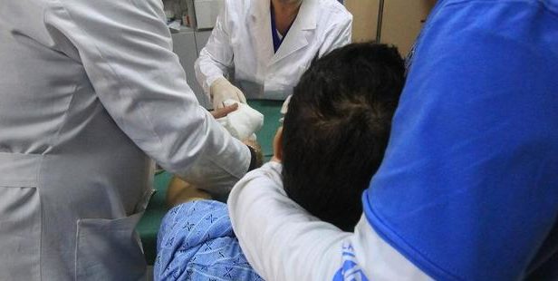 Botti a Torino – 33enne ferito da una bomba carta, i medici gli ricostruiscono la mano