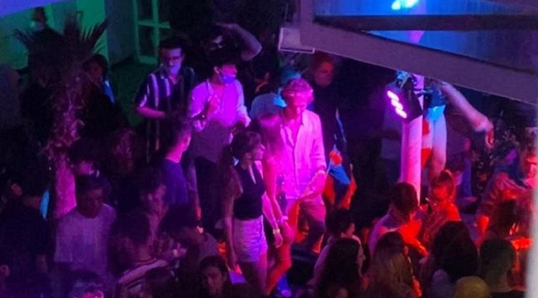 A Sestriere si radunano in massa in discoteca per festeggiare l’addio alla Zona Gialla – Tutti multati, discoteca chiusa