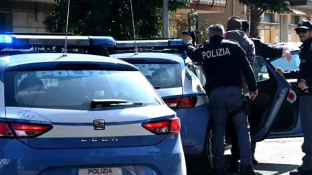 Torino – Inseguimento per le vie di San Salvario: pusher si nasconde in impalcatura. Arrestato
