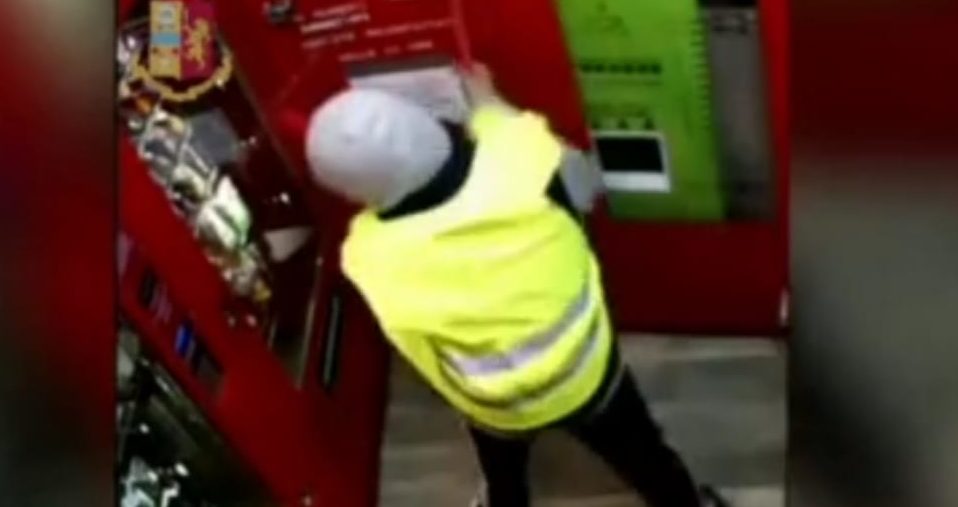 Torino – Spacca i distributori automatici per rubare, colto di nuovo sul fatto e arrestato