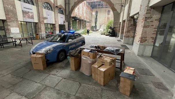 Torino – ‘Nuova vita’ per centinaia di abiti contraffatti: la Polizia li dona ai bisognosi del Sermig