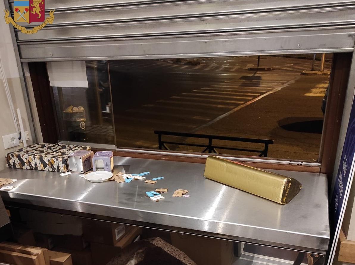 Torino – Prendono di mira e svaligiano negozi, oltre 30 colpi in città: arrestata coppia di ladri