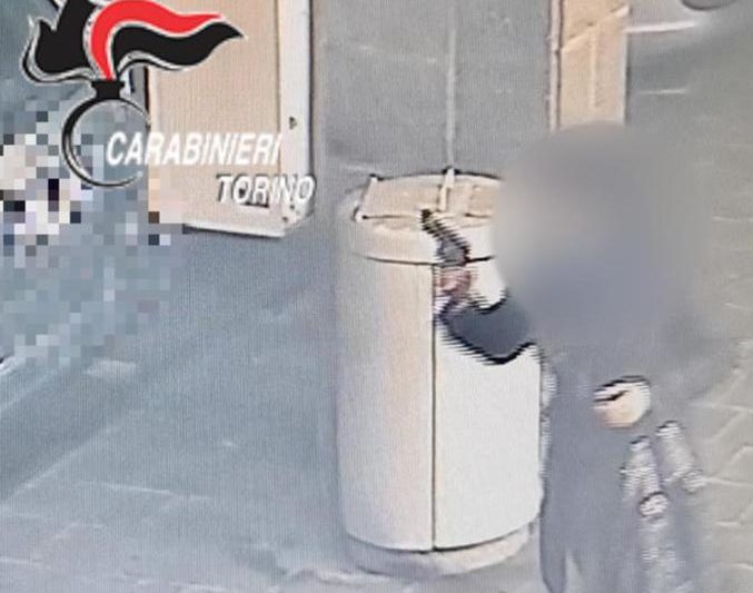 Torino – Armata di pistola, entra in farmacia “Voglio farmaci senza prescrizione”: arrestata