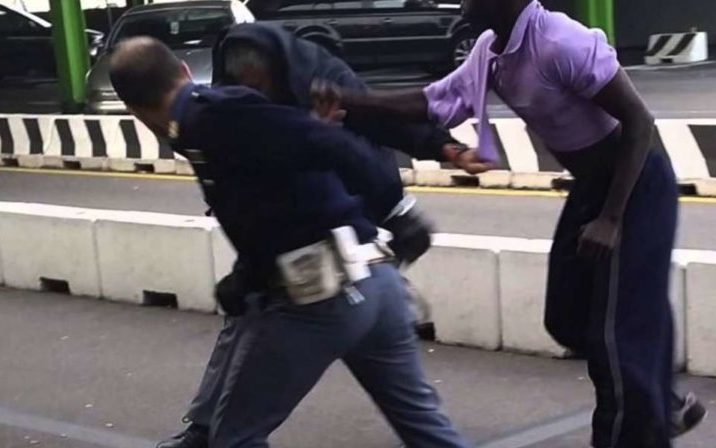 Torino – Folle etiope urla davanti al commissariato, poi prende a testate un poliziotto