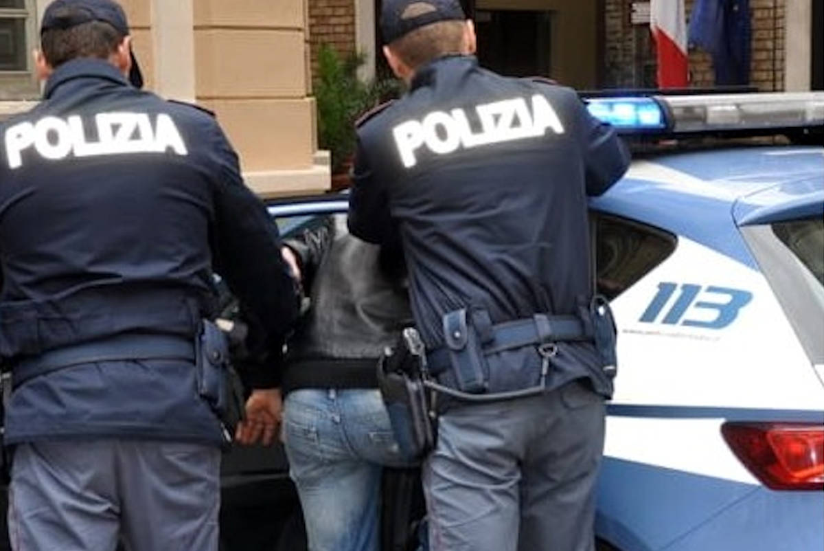 Torino – Pusher furioso prende a morsi poliziotto e passanti: arrestato