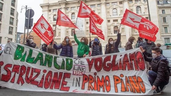 Scuola – A Torino l’ira degli studenti contro la Dad: “Negato diritto all’istruzione”