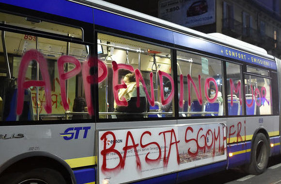 “Appendino muori, basta sgomberi”, ancora scritte contro la sindaca dopo lo sgombero di corso Giulio