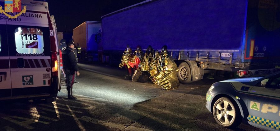 Torino – Polizia trova 7 ragazzini stranieri nascosti in un tir: affamati e al freddo, salvati dagli agenti