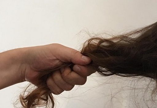 Torino – Peruviana le strappa la borsa. Lei si ribella, la prende per i capelli e la consegna alla Polizia