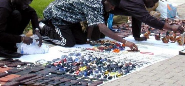 Torino – Abusivi sul Lungo Dora, arrivano i vigili e scatta il fuggi fuggi: abiti e cellulari sequestrati