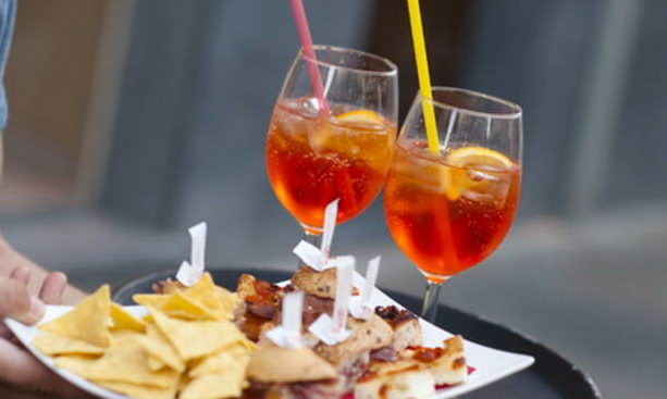 Torino – ‘Happy Hour’ nel locale, nonostante le restrizioni Covid: chiuso il bar, tutti multati