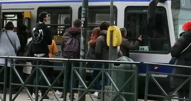 Torino – Con la Metro ferma, traffico in tilt e assembramenti alle fermate: la situazione