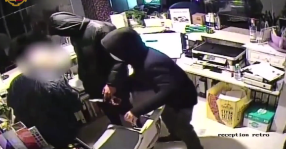 Torino – Banda di ragazzini incappucciati entrano armati di coltello in hotel per una rapina: portiere legato, identificati e arrestati