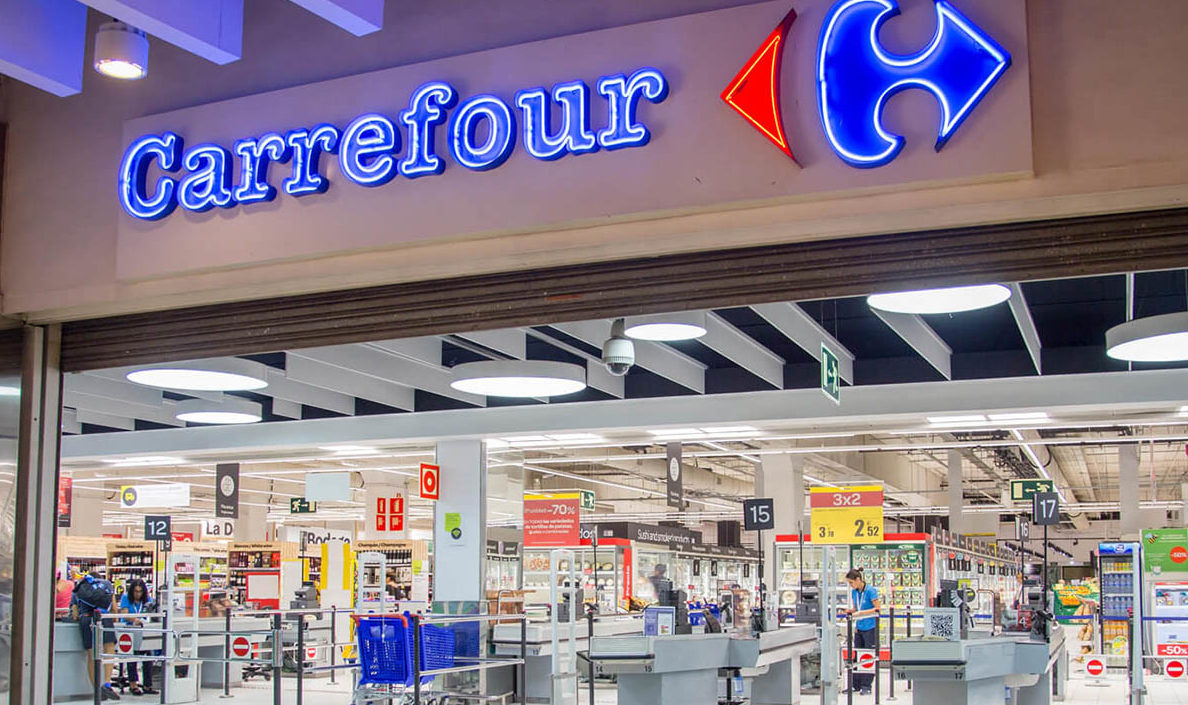 Torino – Pavimenti sporchi e capelli nel banco frigo al Carrefour di via San Donato: multato il direttore