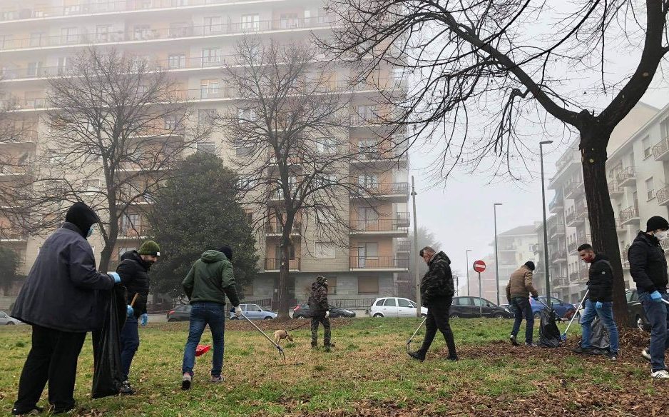 Torino – Giardini presi d’assedio da tossici e vandali, i volontari li ripuliscono “Erano pieni di siringhe”