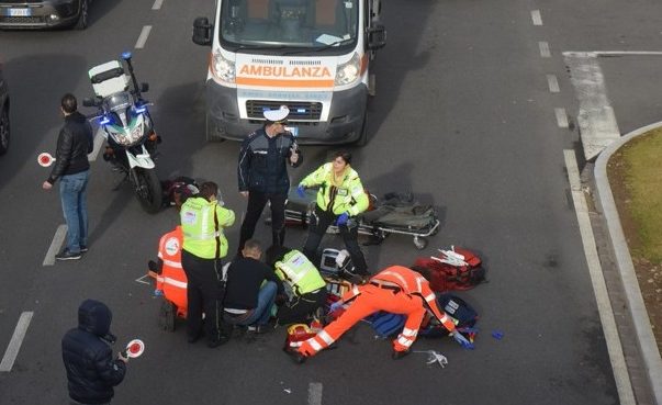 Torino – Grave incidente in piazza Stampalia: 64enne travolto da un’auto, è in gravi condizioni