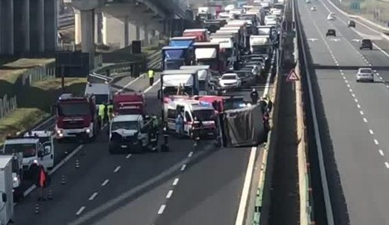 Tremendo incidente sulla Torino-Milano: uomo schiacciato da un camion ribaltato, morto