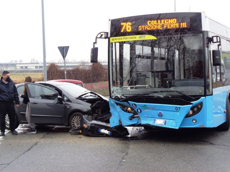 Fiat Punto contro un autobus – Un ferito trasportato in ospedale