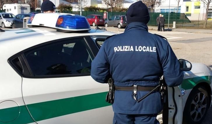 Torino – Minorenne alla guida (con a bordo un bambino) sfreccia in città e brucia 4 rossi: fermato dalla Municipale