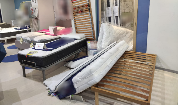 Torino – Attaccano briga col titolare del negozio, gli sfasciano il locale e puntano all’incasso: arrestati