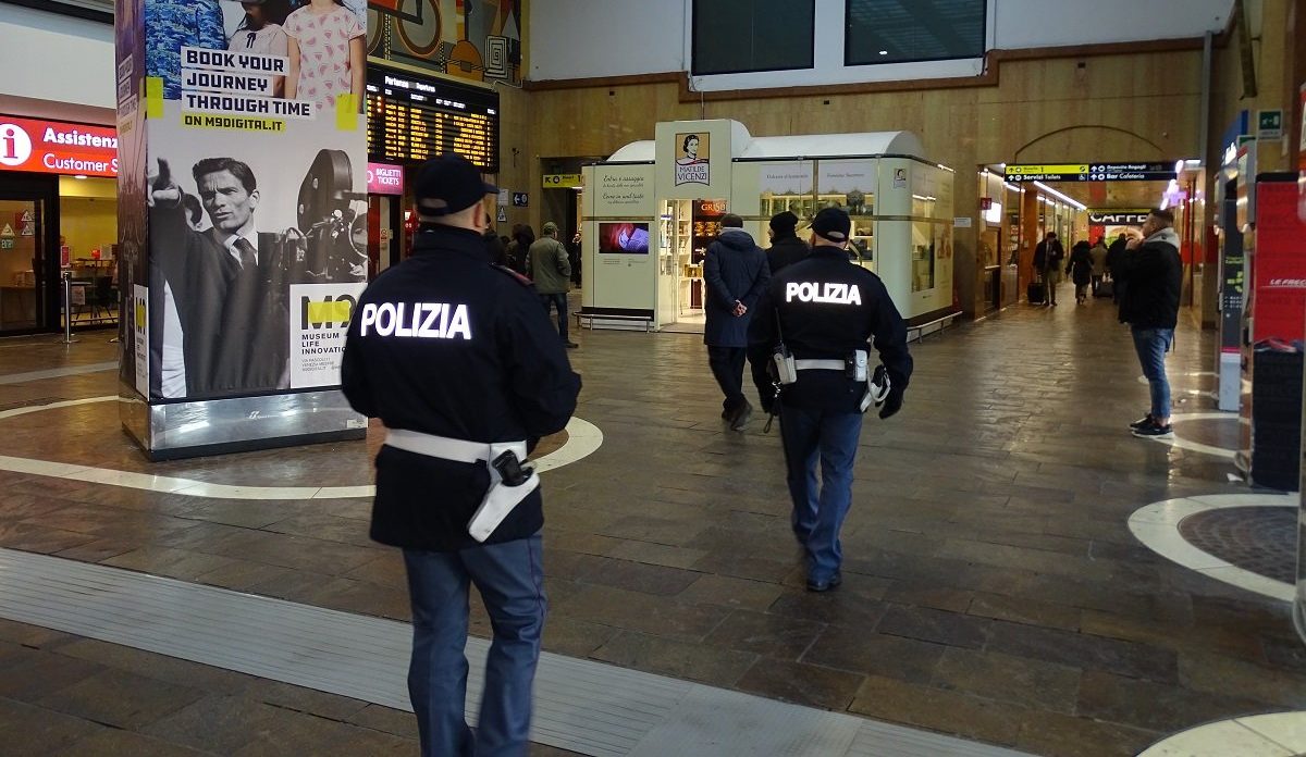 Torino – Guineano dà in escandescenze a Porta Nuova, graffi al volto di un agente: denunciato