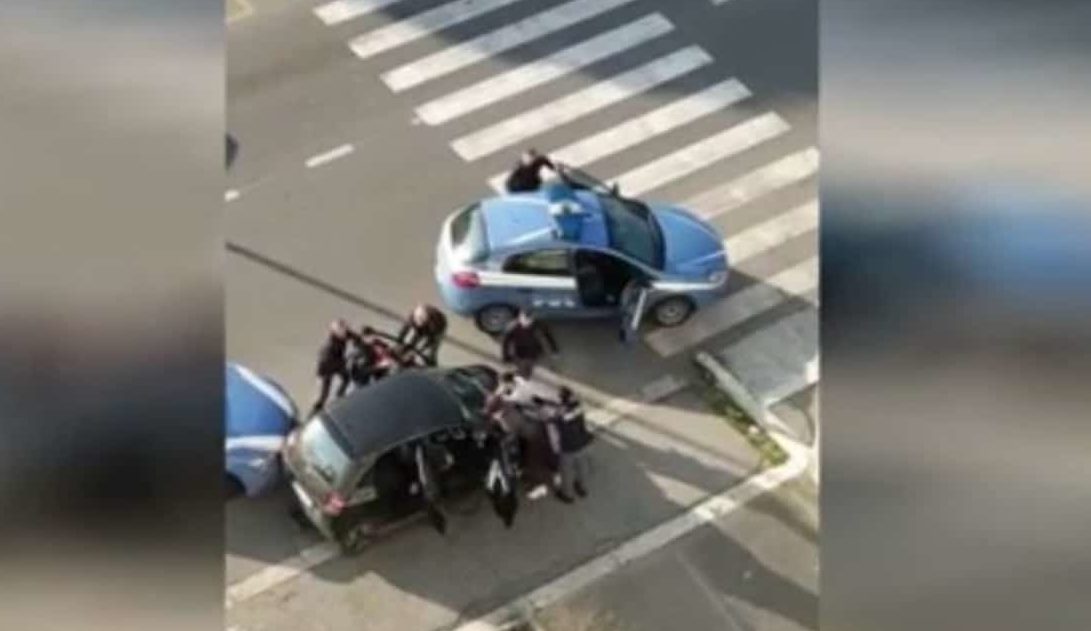 Follia in corso Giulio Cesare – Banda di 20 ragazzi accerchia poliziotti, uno tenta di strappare l’arma a un agente