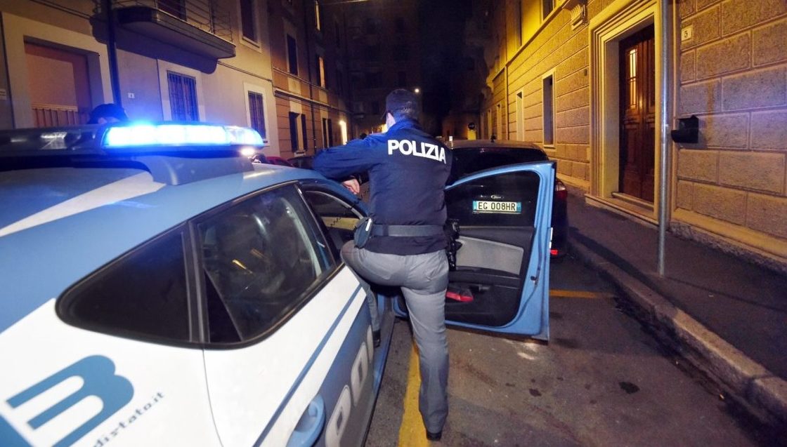 Torino “C’è una festa in casa”, i vicini danno l’allarme: schiamazzi, droga e una serra di marijuana