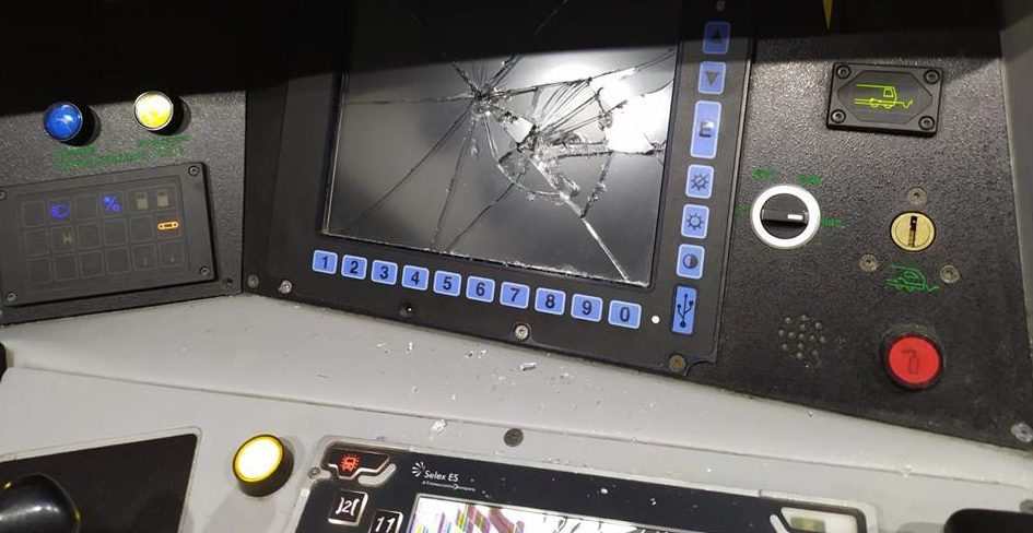 Torino -Minorenni si divertono sfasciando la cabina di un treno: danni per 50mila euro