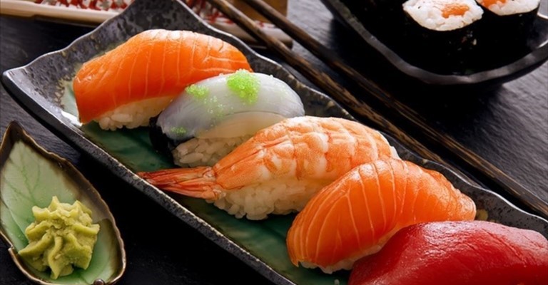 Torino –  20 kg di pesce e carne sequestrati in ristorante giapponese, ampliato senza permessi: titolare denunciata