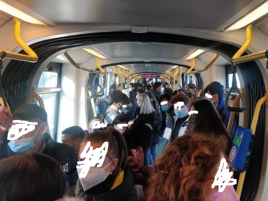 Torino – Assurdo assembramento sul tram 4: “Altro che distanziamento, sul 4 c’è la folla” FOTO