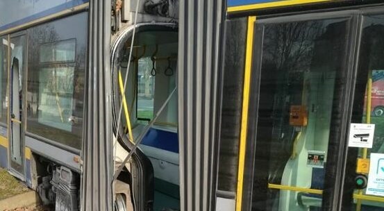 Paura a Torino – Tram deraglia e si spezza in due