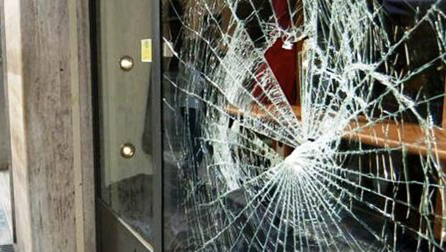 Torino – Con un tombino sfasciano vetrata di un panificio: il rumore allarma i residenti, ladri arrestati