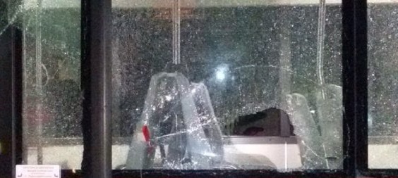 Torino – Folle incappucciato lancia mattoni contro autobus Gtt: sfiorato l’autista