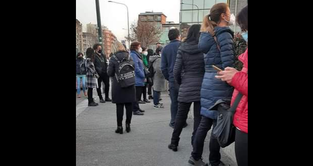 Caos vaccini a Torino– File, proteste e code interminabili: arriva la Polizia. Valle: “Pochi due centri in città, l’avevamo detto”