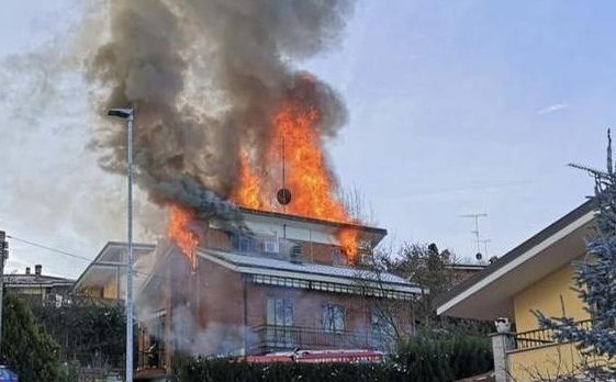 Torino – Villa di tre piani a fuoco: 5 feriti, squadre di vigili del fuoco tentano di salvare l’edificio