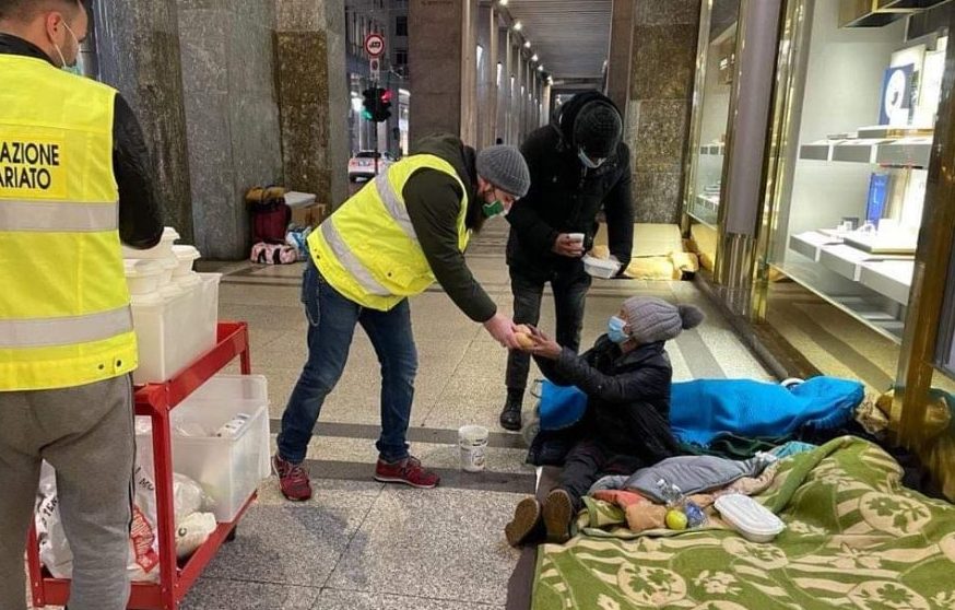 Torino – Emergenza freddo e povertà in strada – I volontari tornano a portare aiuto ai senzatetto