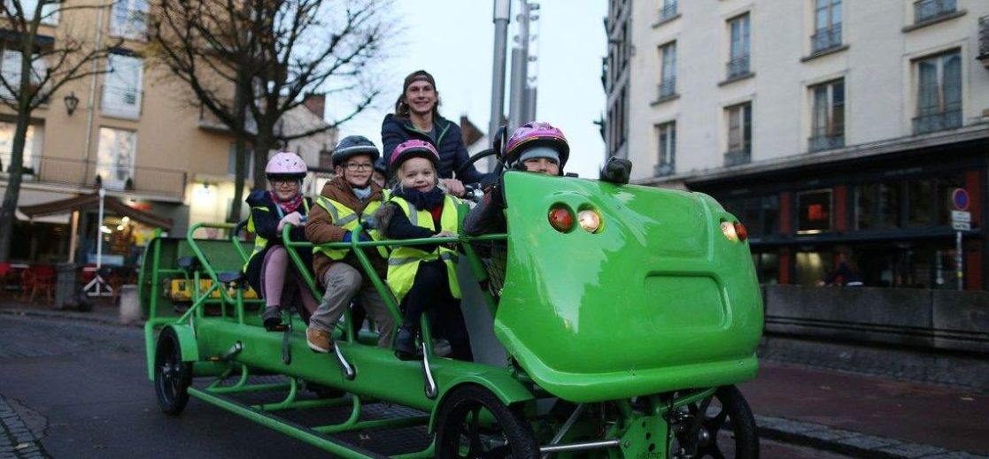Nel Torinese si va a scuola a bordo di un bruco – Un vero mezzo di trasporto, ecologico e divertente