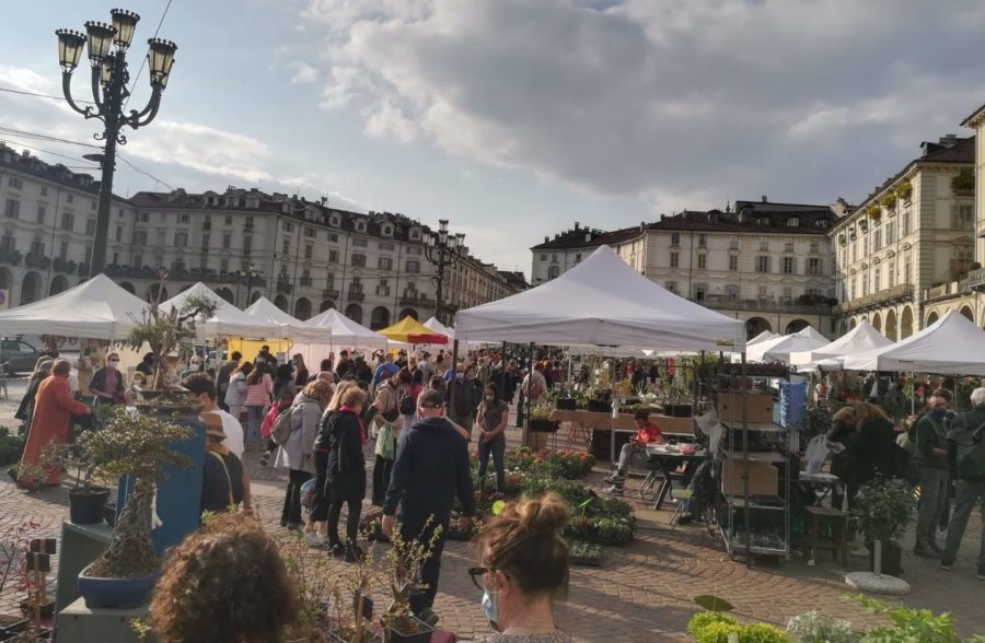 Torino – Assembramenti in piazza Vittorio (in zona rossa) per l’evento Agriflor. E scoppia la polemica