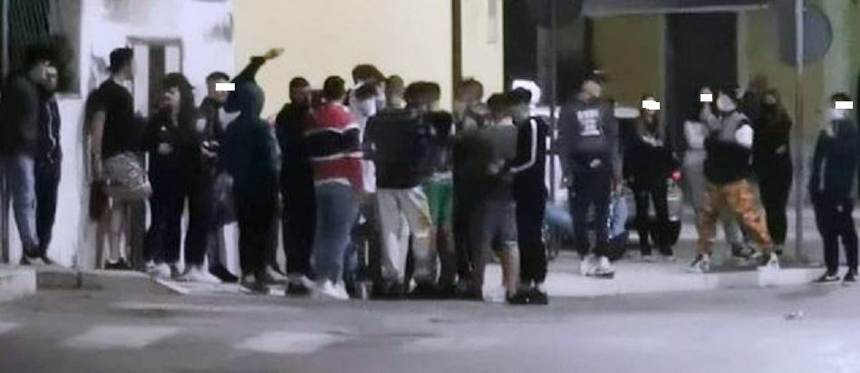 Effetti chiusura scuole: gruppo di 25 ragazzini si ritrova in strada, i cittadini chiamano le forze dell’ordine – Tutti multati